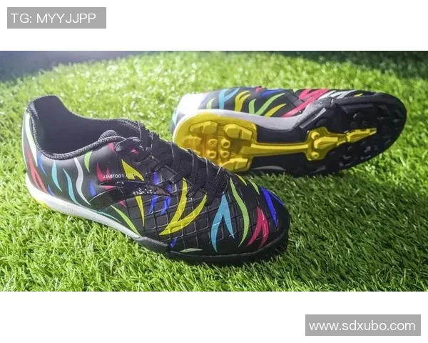 球星穿着TF足球鞋助力速度与灵动，展现竞技魅力与时尚风采